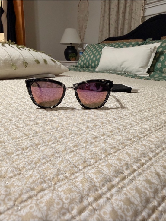Quay Australia Accessories - Quay Australia Black Frame Sunglasses with Pink Mirrored Lenses